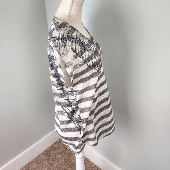 ROCK & REPUBLIC WOMEN'S TEE SHIRT GRAY & WHITE WITH ANGEL WING DECOR SIZE SMALL - Picture 3 of 5